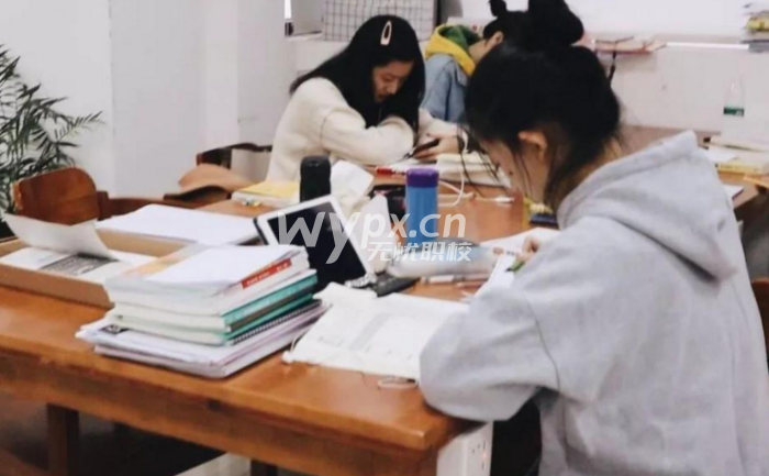 初三辍学打工和上职校哪个好